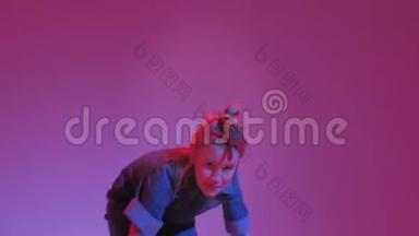 年轻时尚的女孩在工作室跳舞的彩色霓虹灯背景。 音乐d j海报设计..
